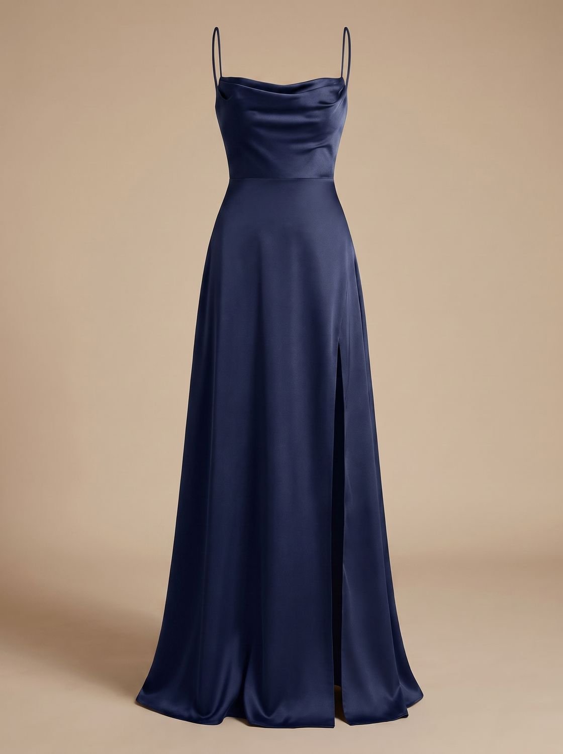 Vestido de satén largo visto de perfil mostrando la silueta ajustada