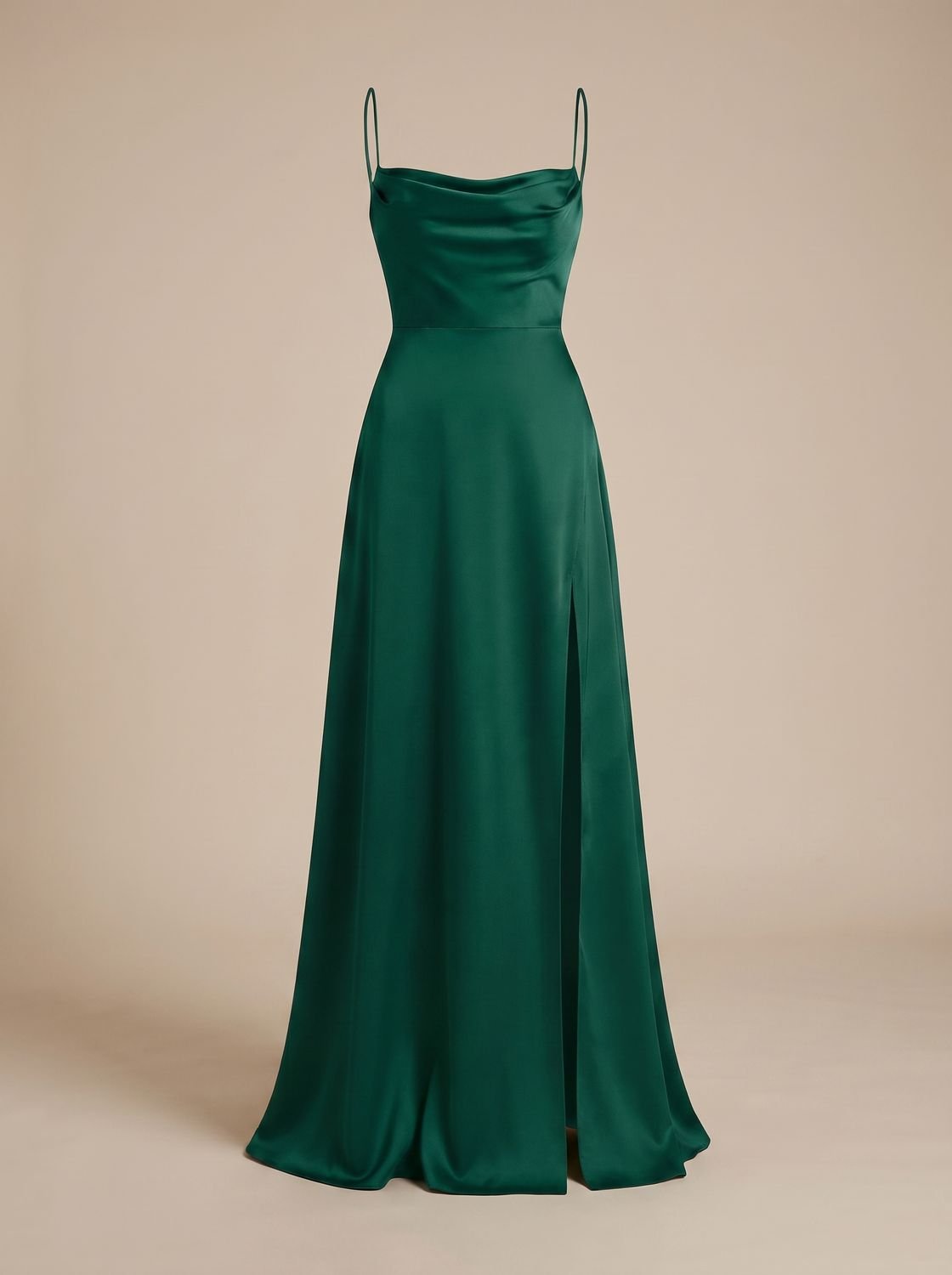 Modelo luciendo el vestido de satén en color disponible