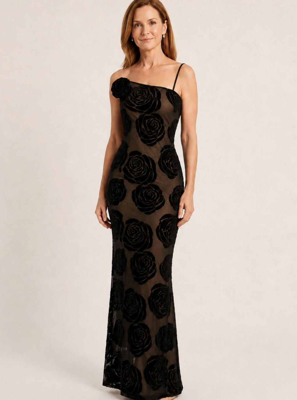 Vestido largo negro de un hombro con encaje floral en relieve, vista frontal completa