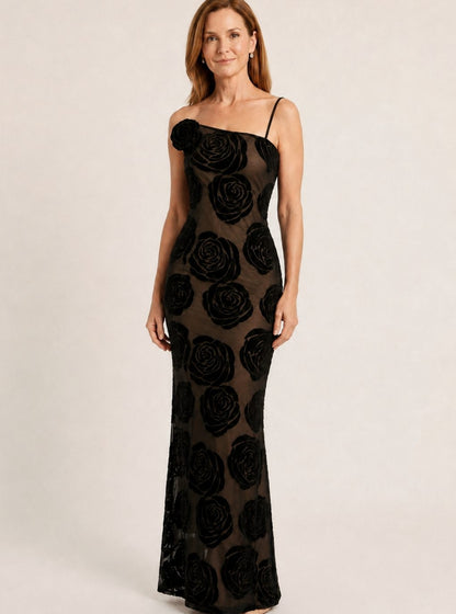 Vestido largo negro de un hombro con encaje floral en relieve, vista frontal completa