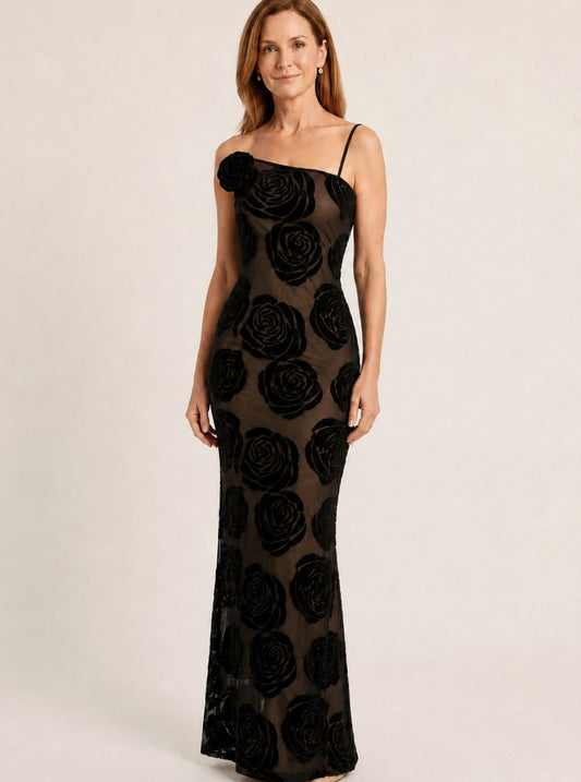 Vestido largo negro de un hombro con encaje floral en relieve, vista frontal completa
