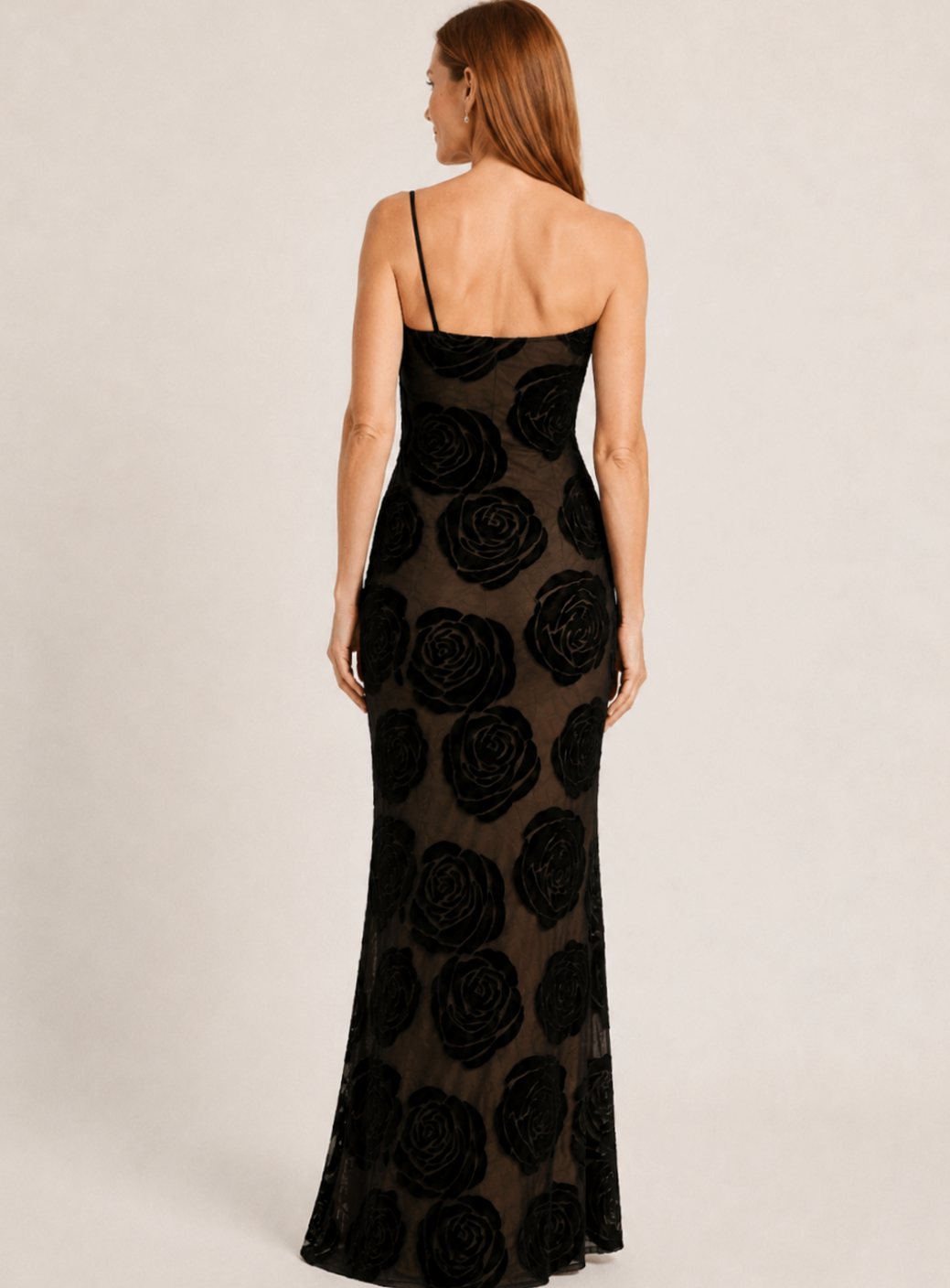 Vestido de gala largo negro con diseño floral, mostrando la caída hasta el suelo