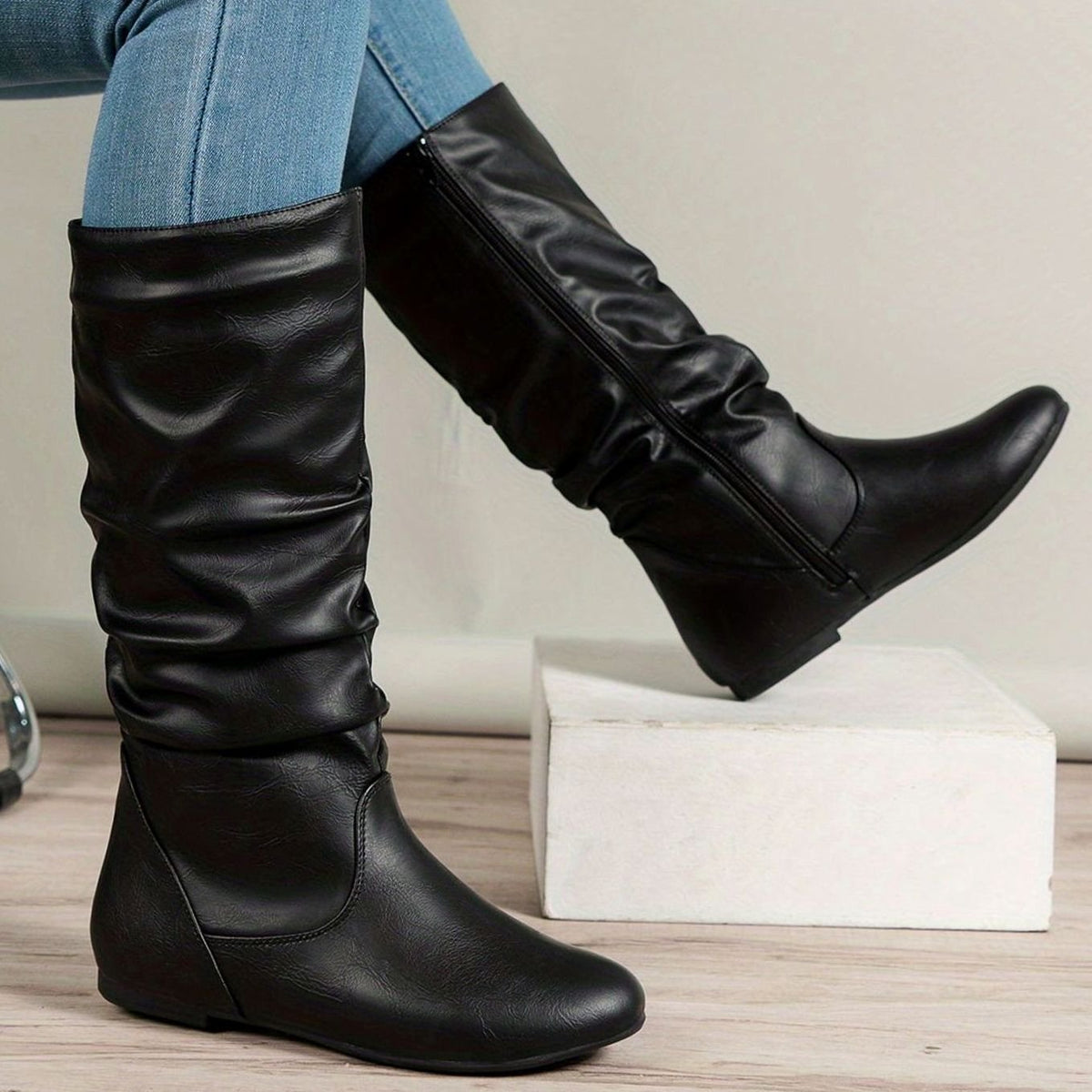 Botas planas de mujer con caña media fruncida y cremallera lateral