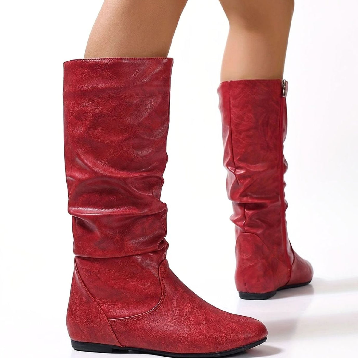 Botas de caña media combinadas con falda midi y medias