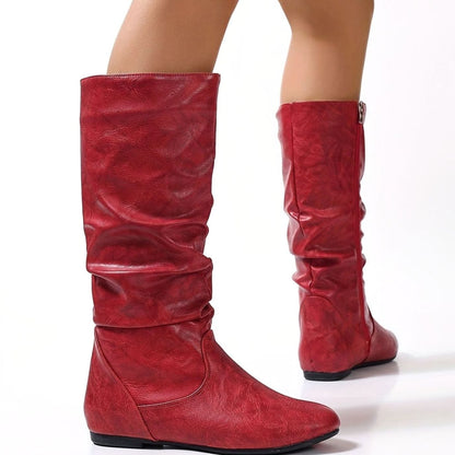 Botas de caña media combinadas con falda midi y medias