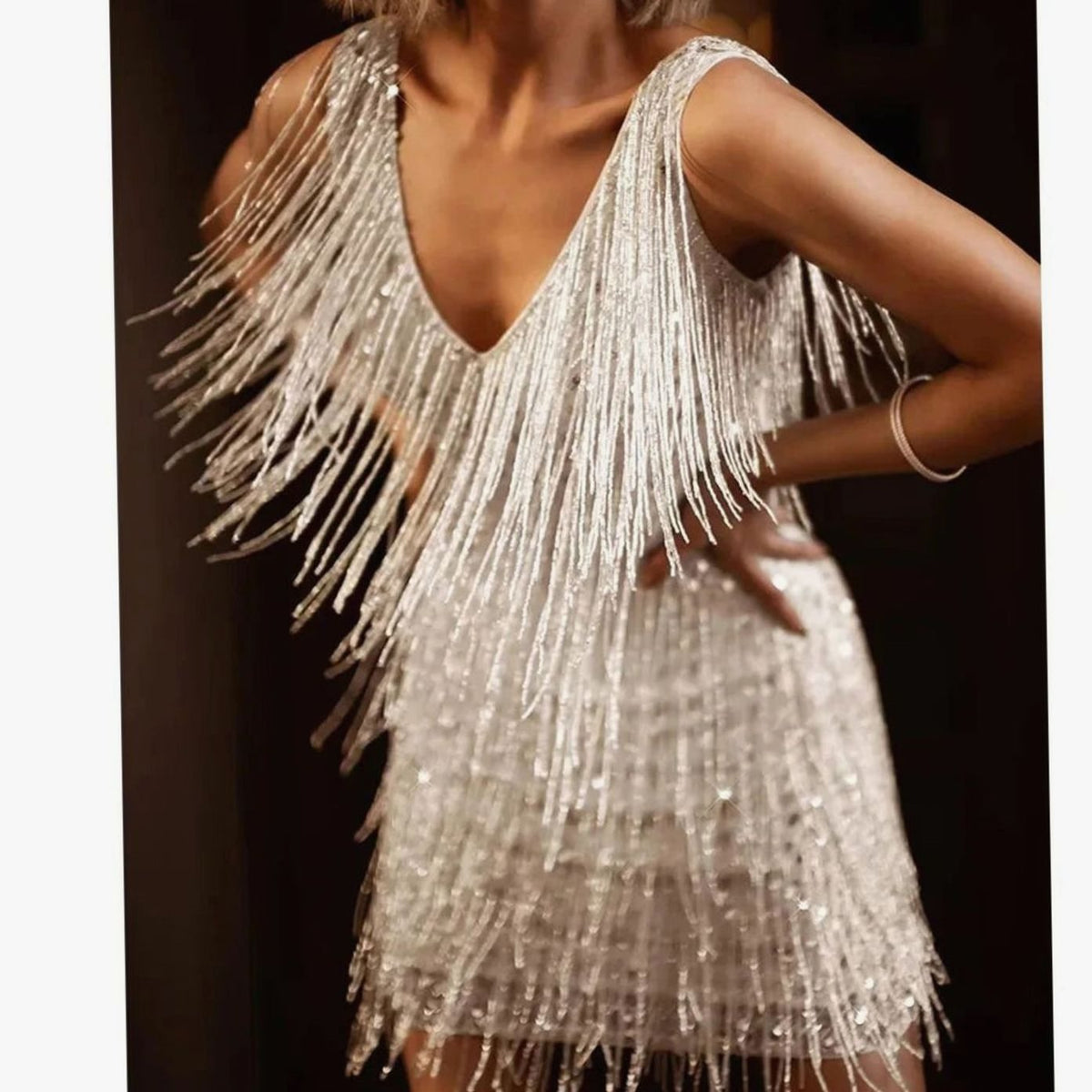 Vestido de fiesta mujer con escote en V visto de lado