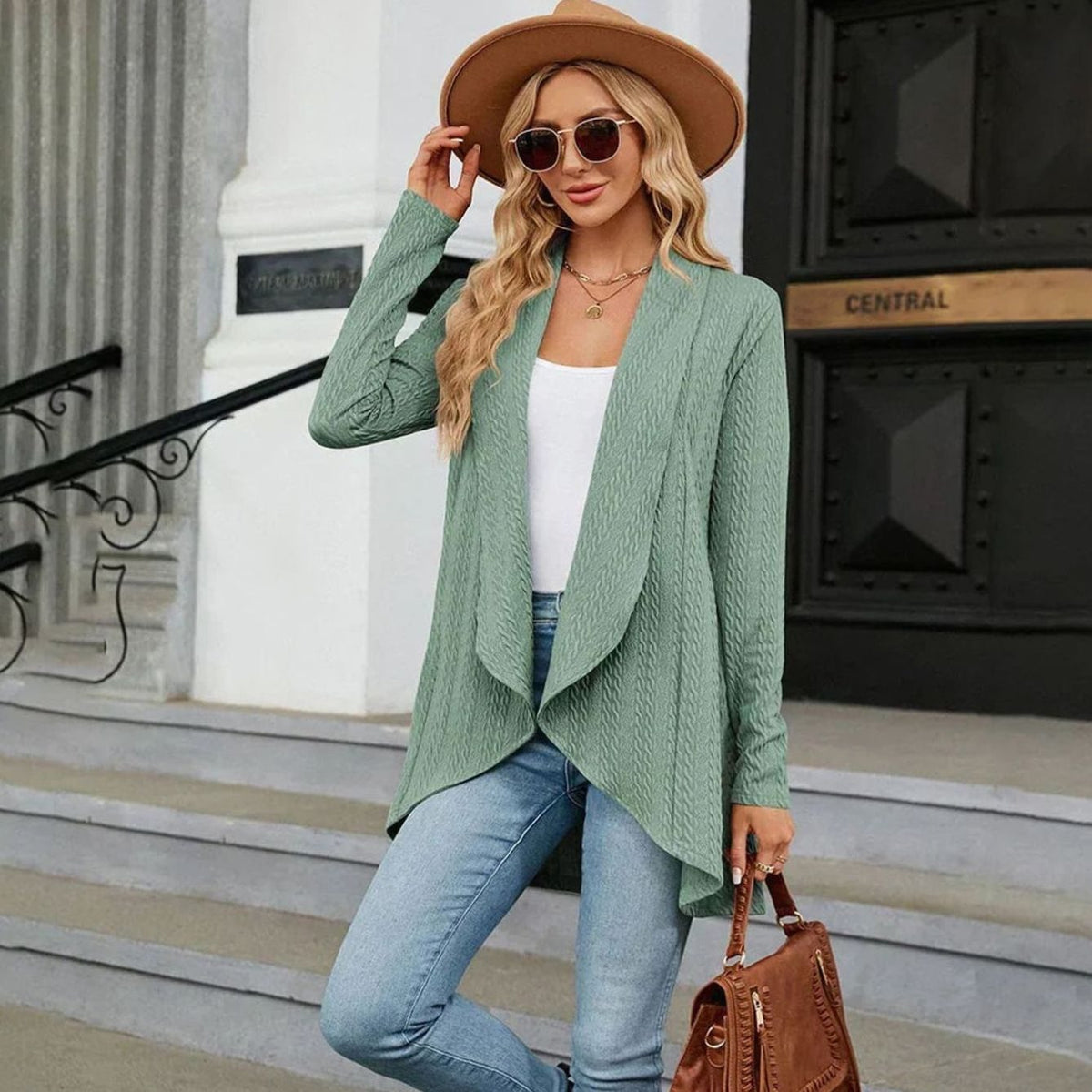 Cárdigan de punto abierto sobre vestido midi