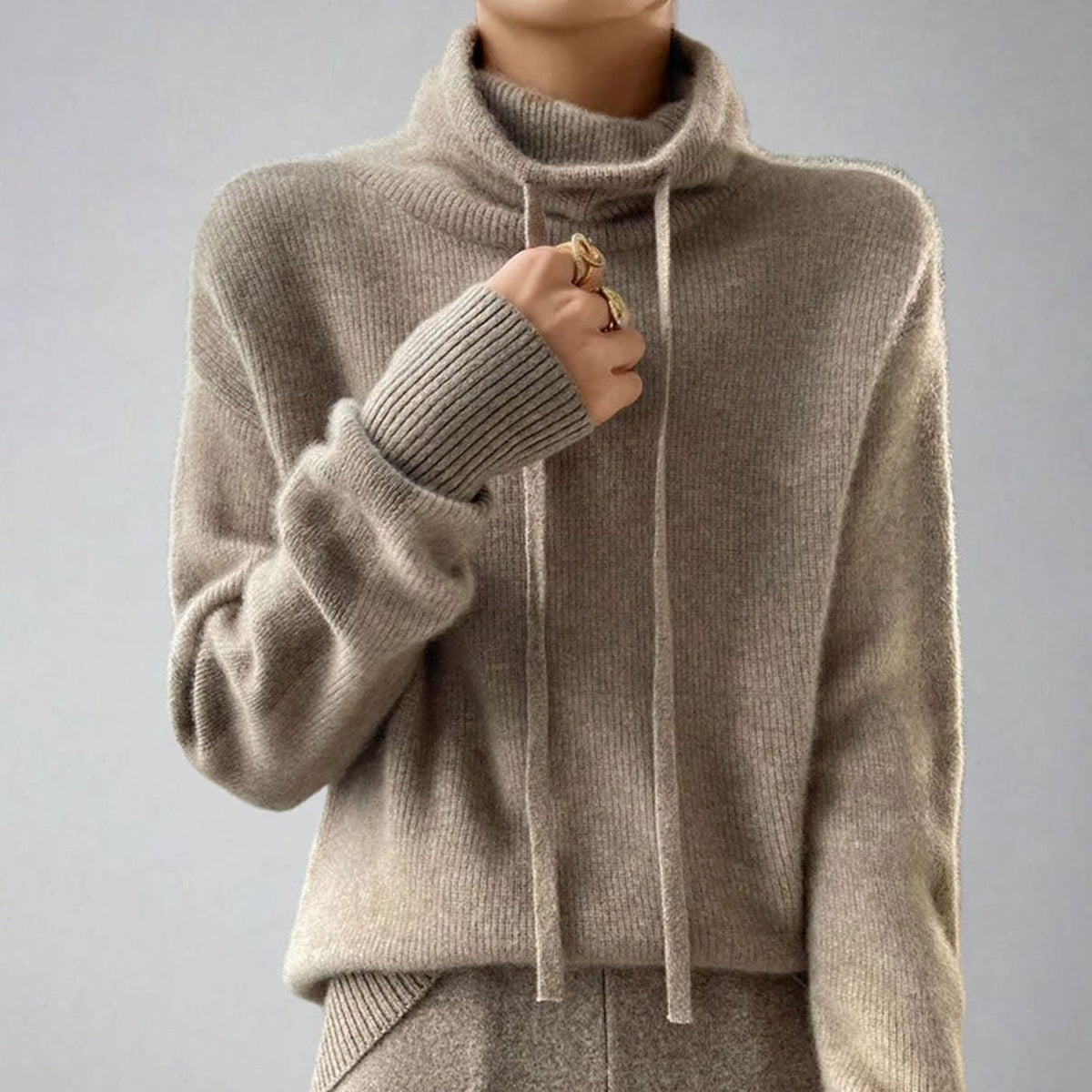 Detalle del cuello alto con cordón del jersey de punto SIRENNA