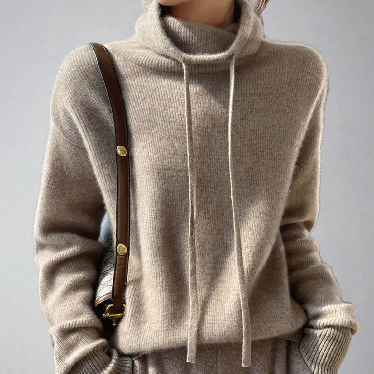 Jersey de punto oversize SIRENNA combinado con vaqueros para look casual