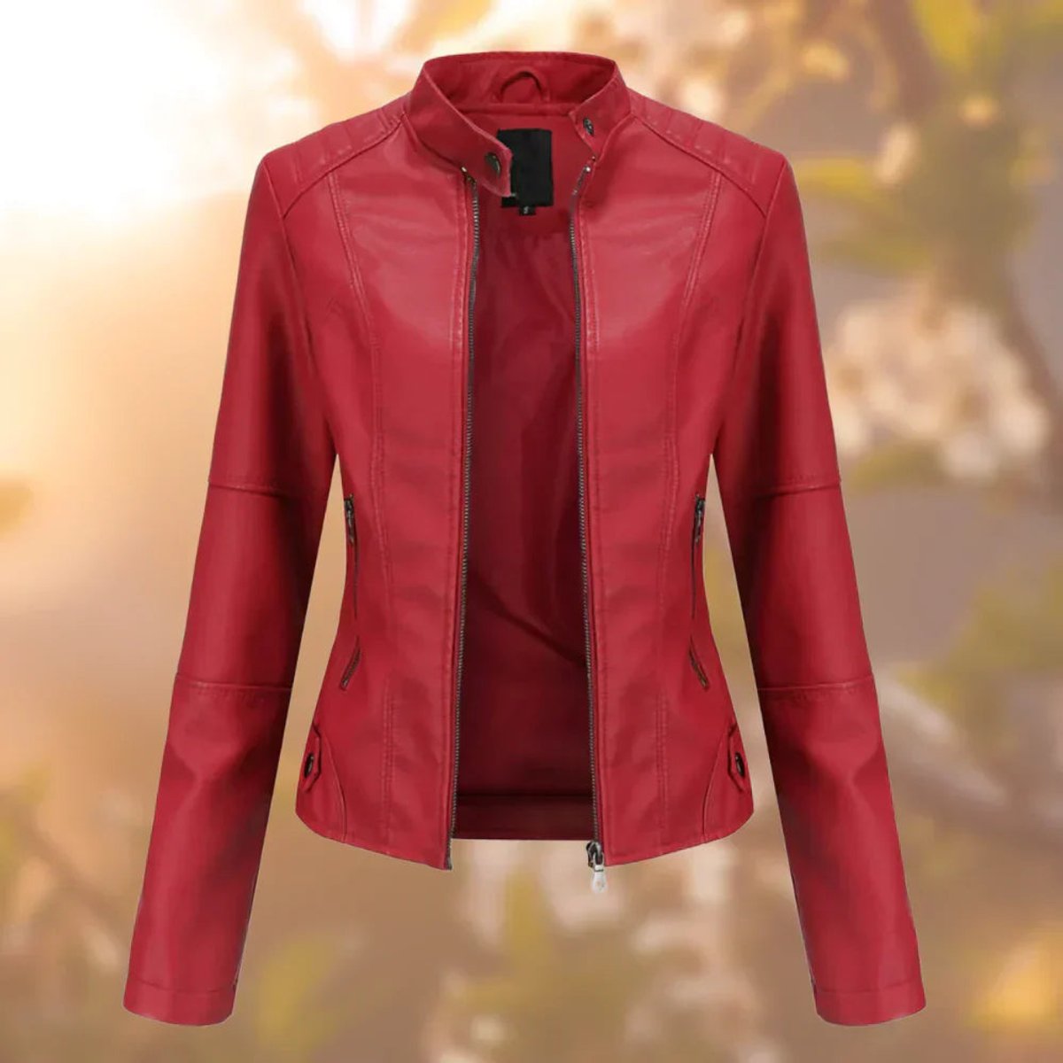 Modelo luciendo la chaqueta moto combinada con vaqueros