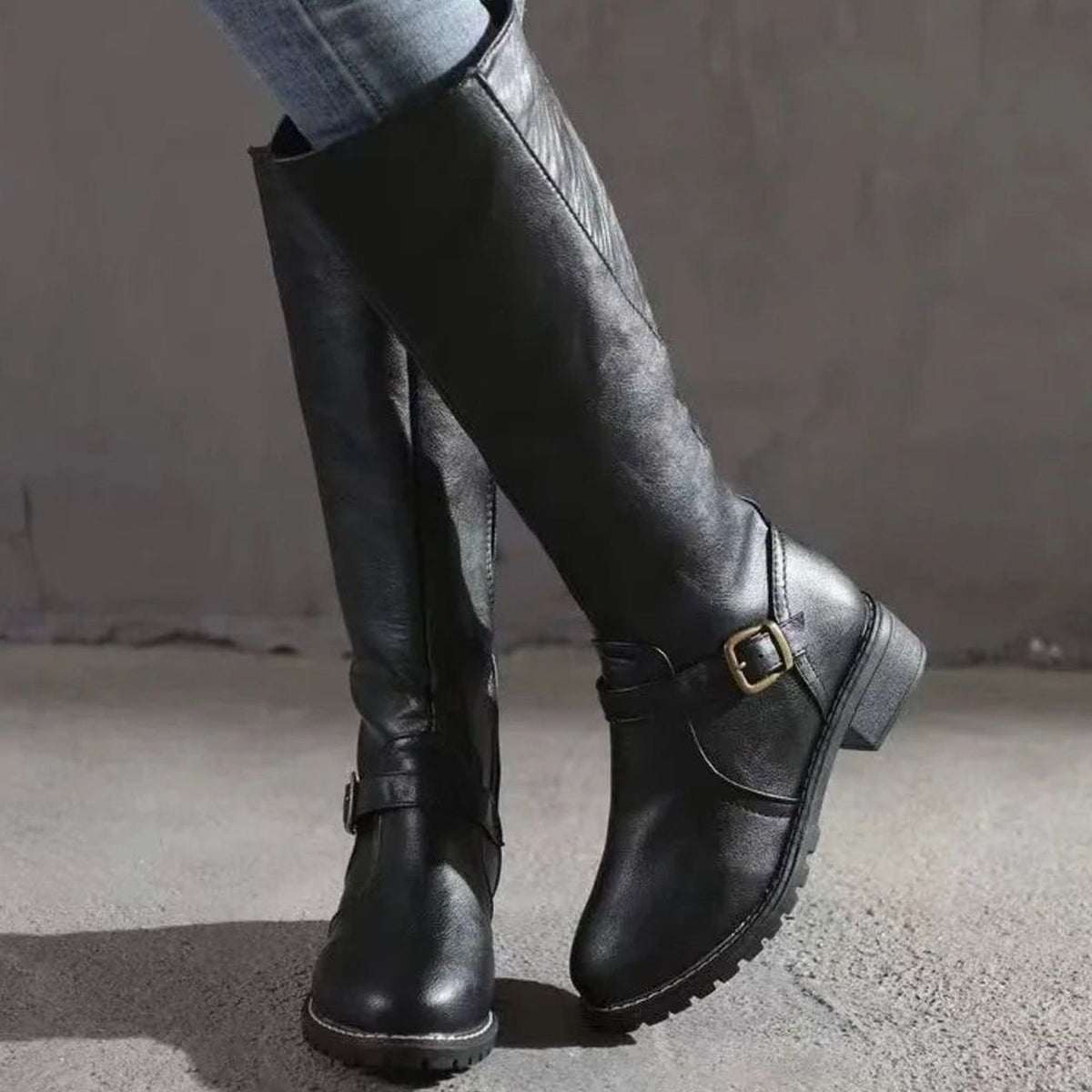Botas altas de piel marrón claro con hebilla dorada para mujer, vista frontal