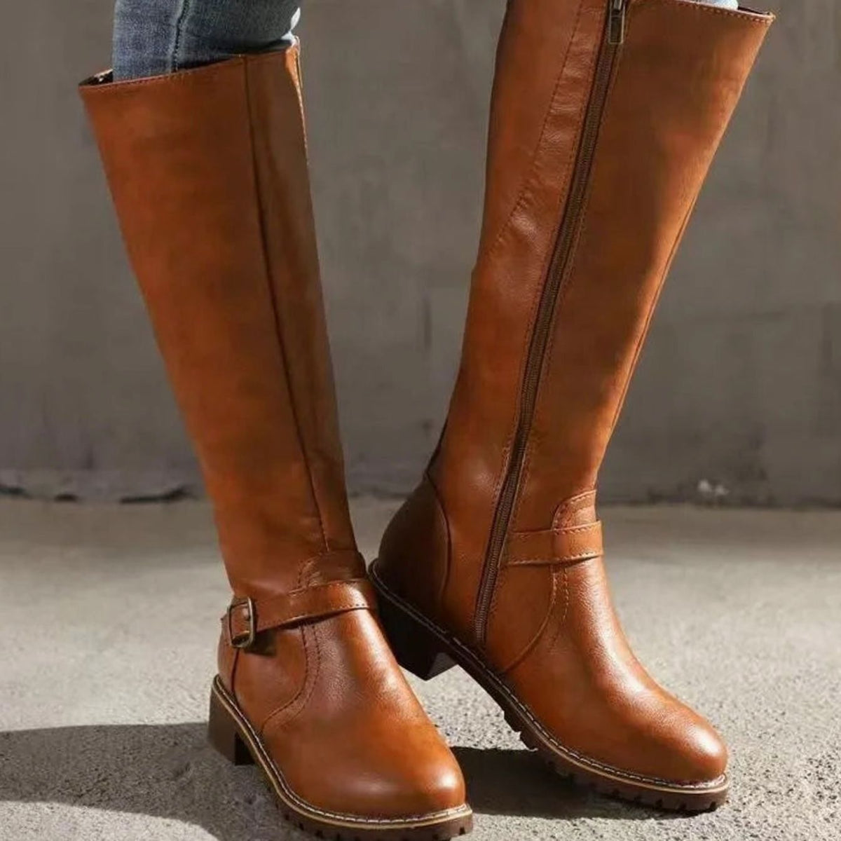 Vista lateral de botas altas marrón oscuro con suela tipo lug