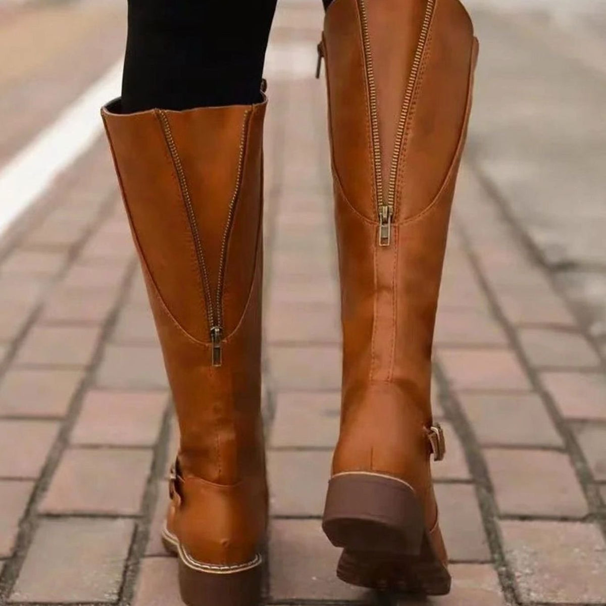 Botas altas de piel combinadas con falda midi para look de oficina