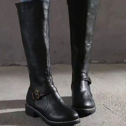 Detalle de la suela resistente tipo lug en botas altas de mujer