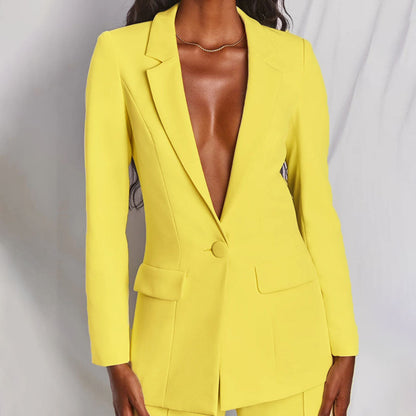 Detalle del blazer entallado del conjunto SOLENNE para mujer