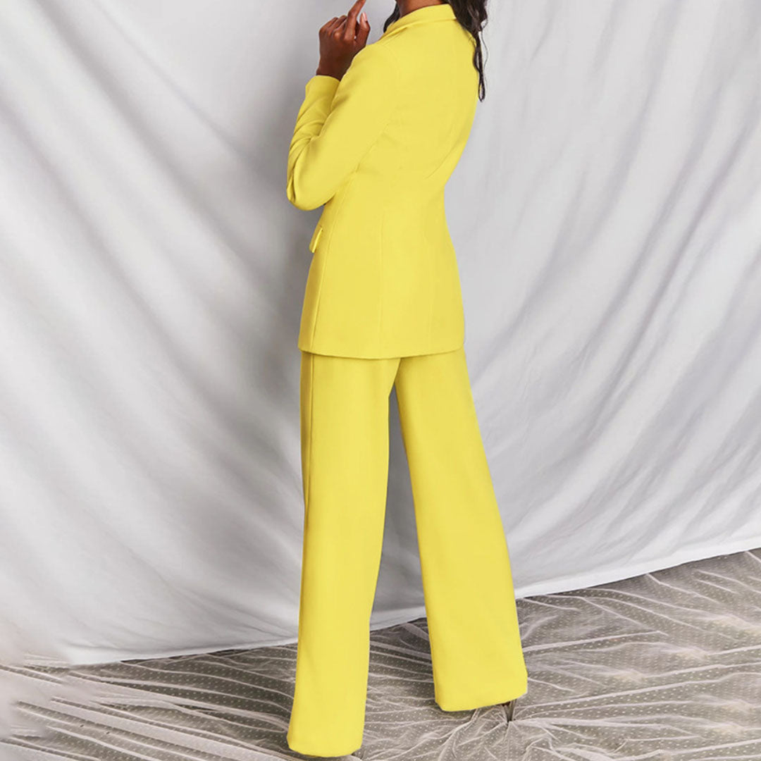 Mujer luciendo el conjunto SOLENNE con tacones para un look formal