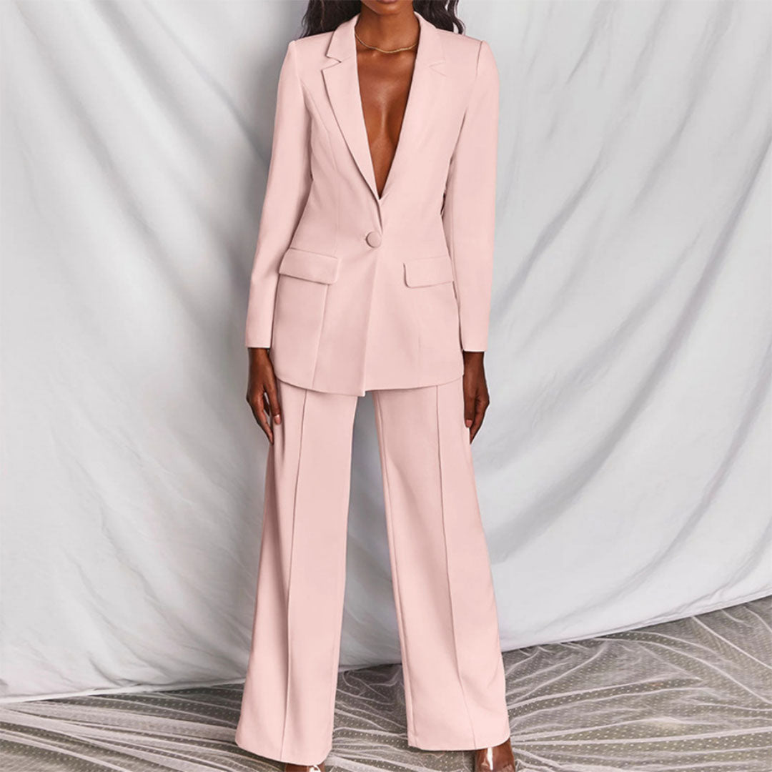 Mujer luciendo el conjunto SOLENNE con zapato plano para un look relajado