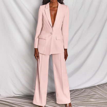 Mujer luciendo el conjunto SOLENNE con zapato plano para un look relajado
