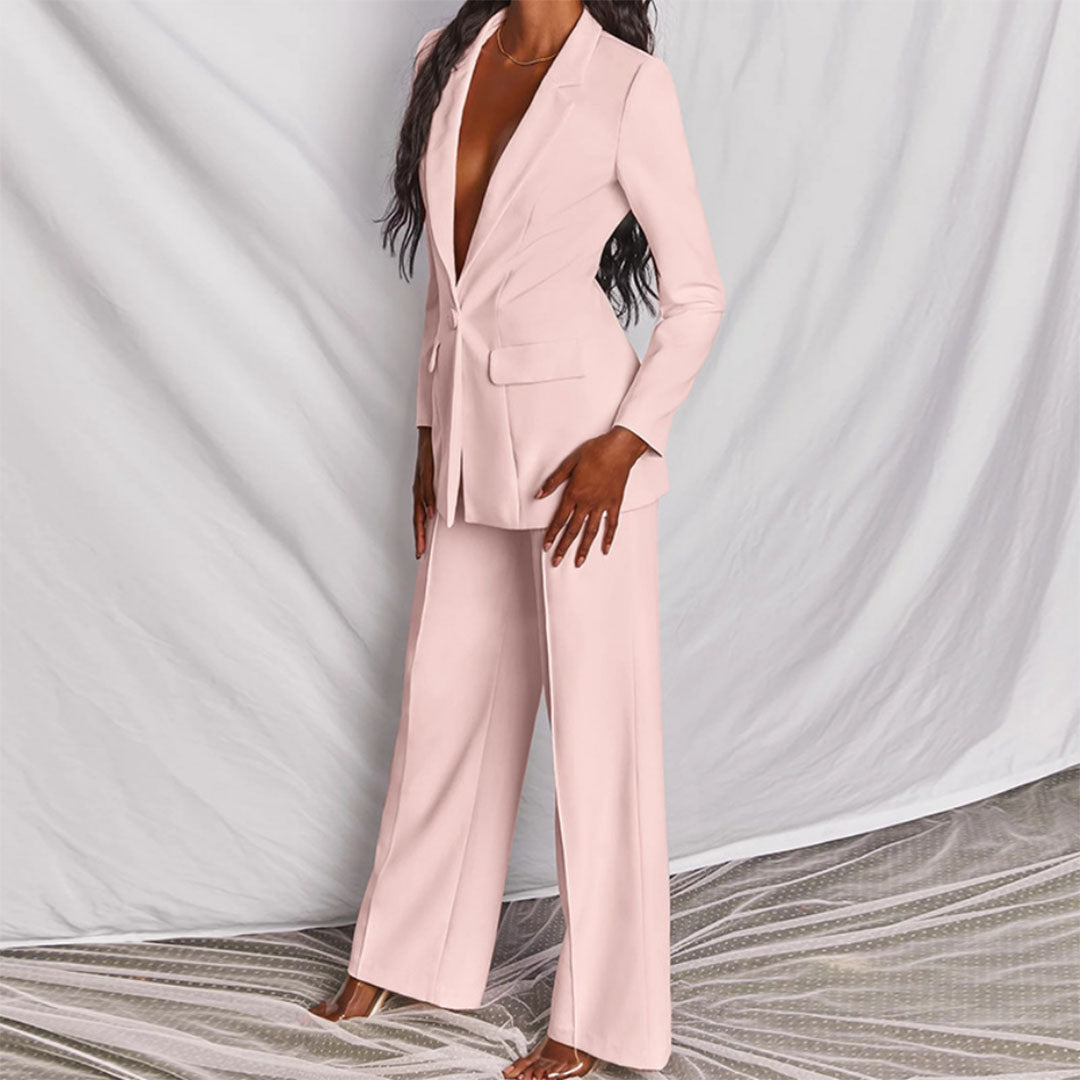 Vista frontal del conjunto blazer y pantalón SOLENNE
