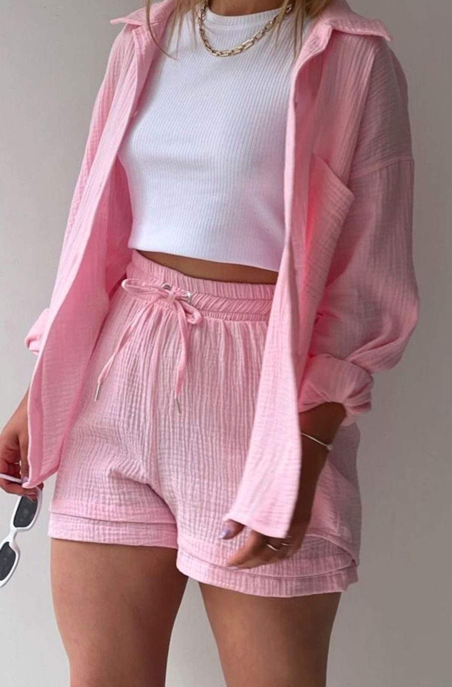 Vista trasera del conjunto camisa y short SOLENTA