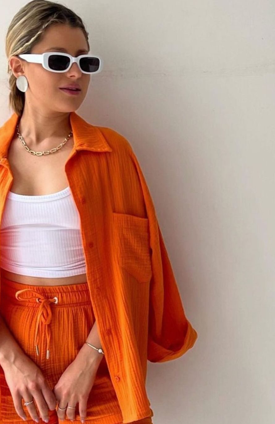 Detalle de botones frontales de la camisa del conjunto SOLENTA