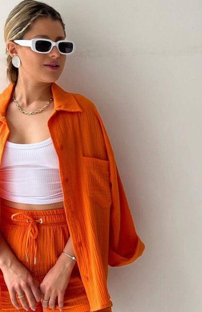 Detalle de botones frontales de la camisa del conjunto SOLENTA