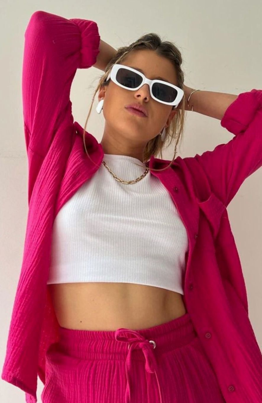 Mujer luciendo el conjunto SOLENTA camisa y short a juego