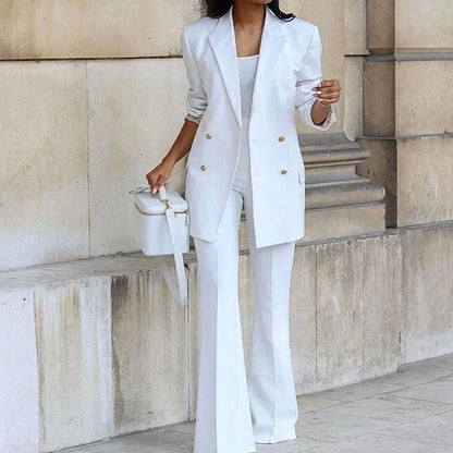 Mujer con conjunto de blazer cruzada y pantalón de campana en look de oficina