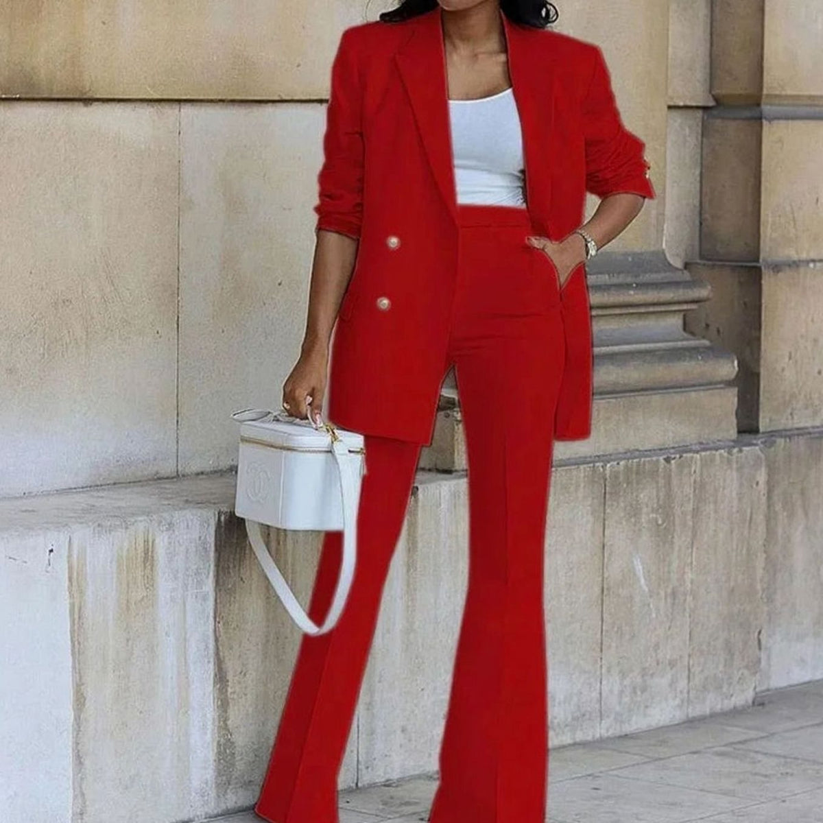 Detalle de la blazer cruzada con botones dorados del conjunto de traje