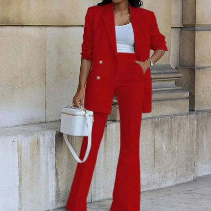 Detalle de la blazer cruzada con botones dorados del conjunto de traje