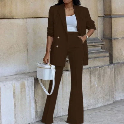 Pantalón de campana de talle alto combinado con blazer sastre