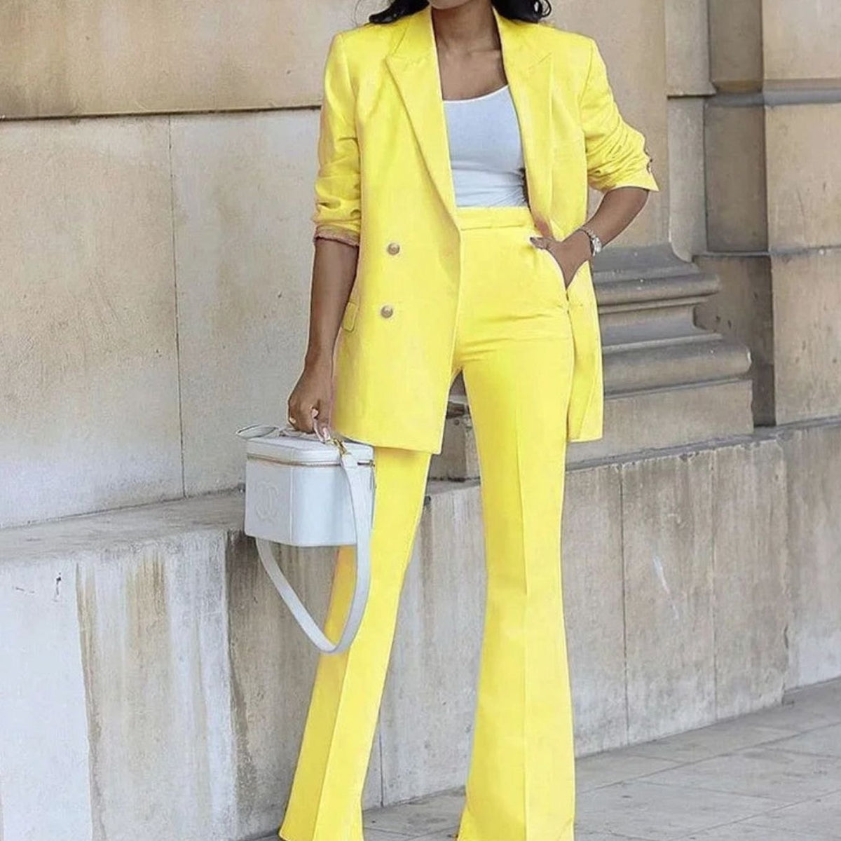 Vista completa del conjunto blazer y pantalón acampanado para ocasiones formales