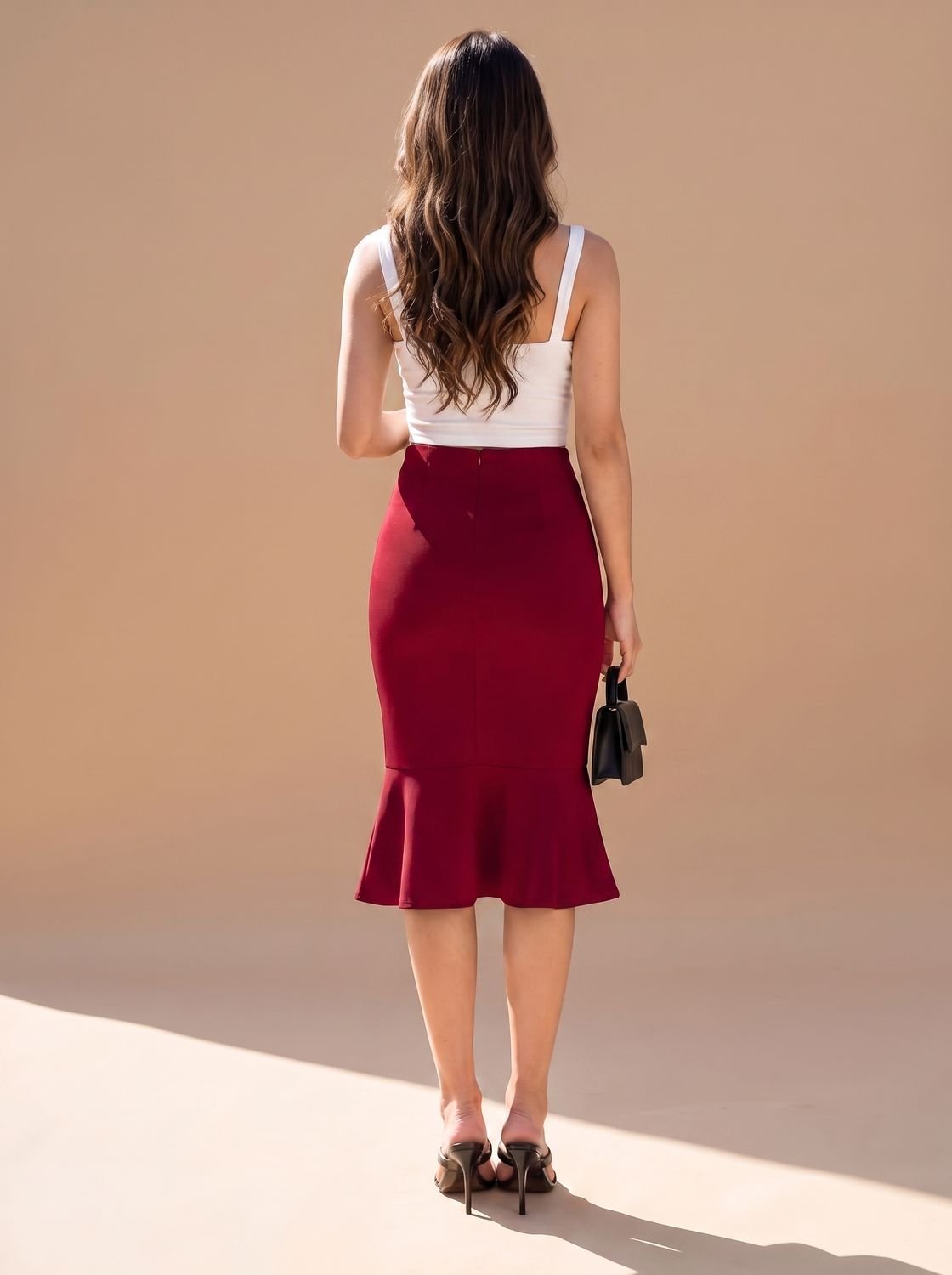 Falda midi de tubo en color burdeos con silueta ajustada