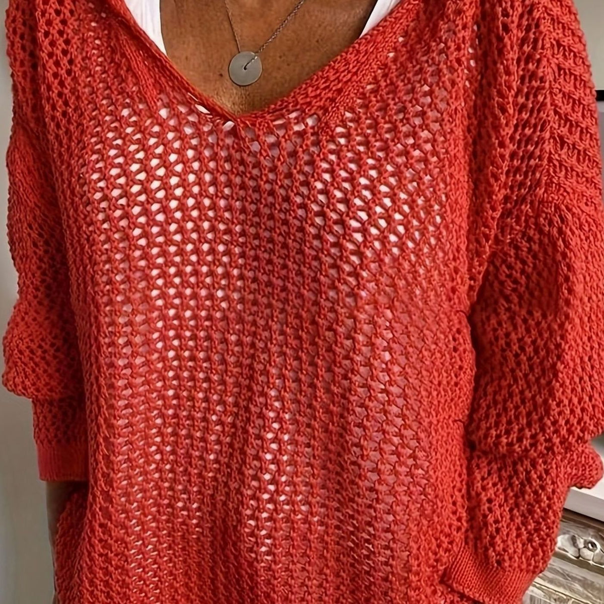 Mujer luciendo el jersey SOLVINNE en un paseo al aire libre