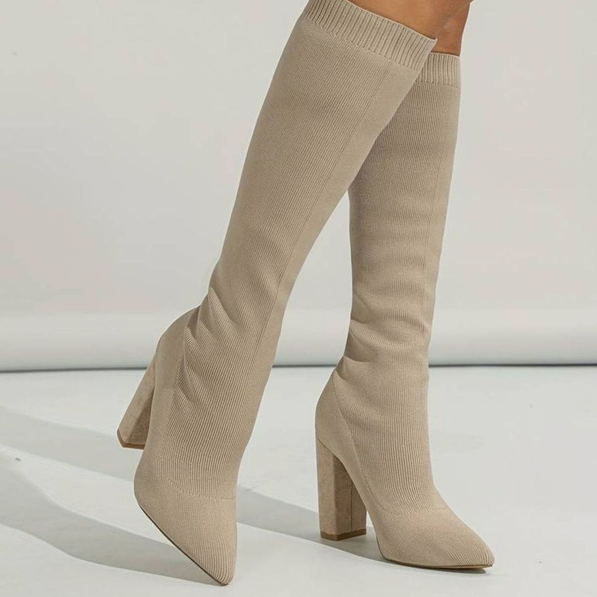 Botas altas SORELLE en color beige sobre fondo neutro