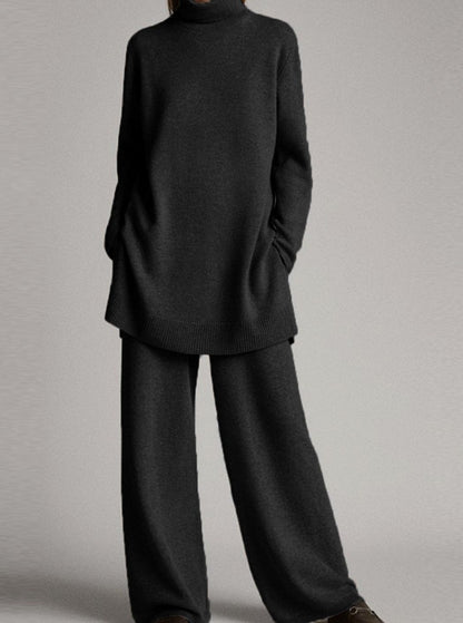 Mujer con conjunto de punto oversize de cuello alto y pantalón ancho en tono neutro