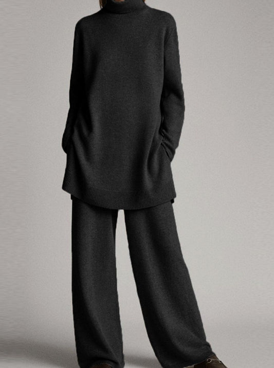 Mujer con conjunto de punto oversize de cuello alto y pantalón ancho en tono neutro