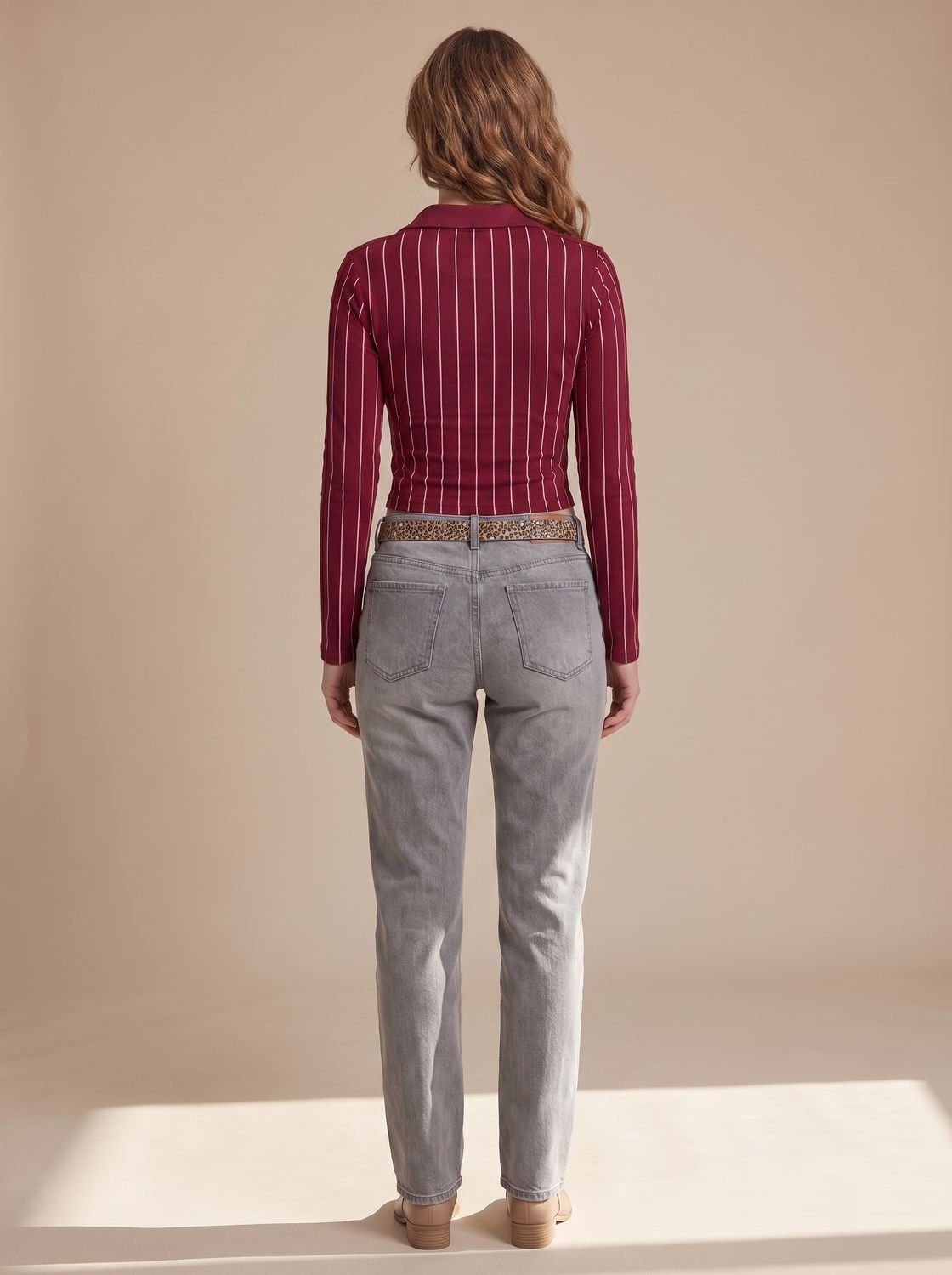 Top corto gráfico combinado con jeans de talle alto