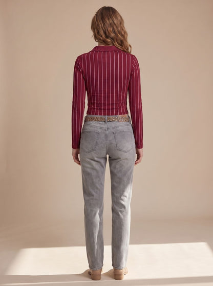Top corto gráfico combinado con jeans de talle alto