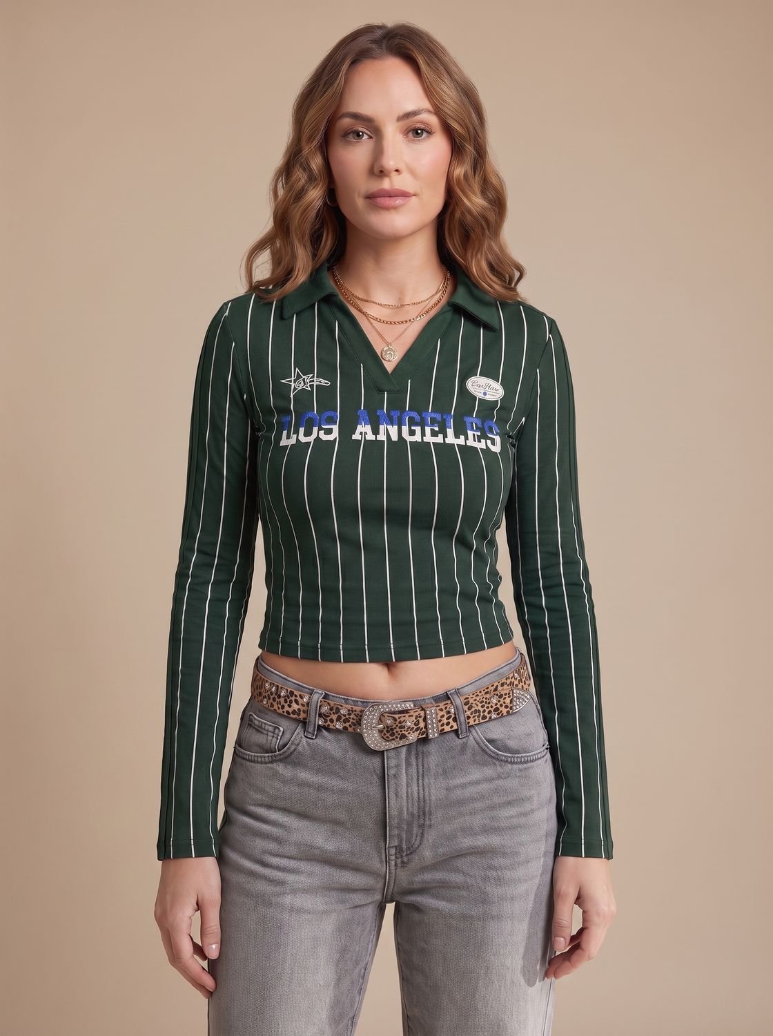 Top crop con cuello polo visto desde atrás