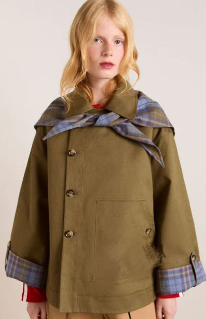 Abrigo cruzado oversize color marrón para mujer, vista frontal completa