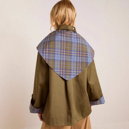 Vista del bolsillo frontal del abrigo oversize marrón para mujer