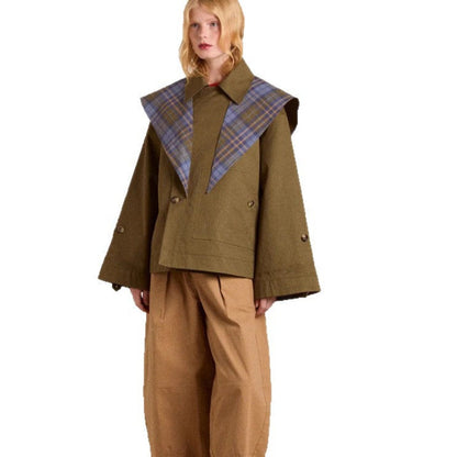 Abrigo oversize marrón combinado con look de diario para mujer