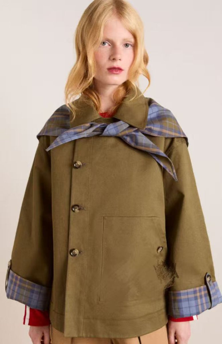 Vista trasera del abrigo cruzado oversize marrón para mujer