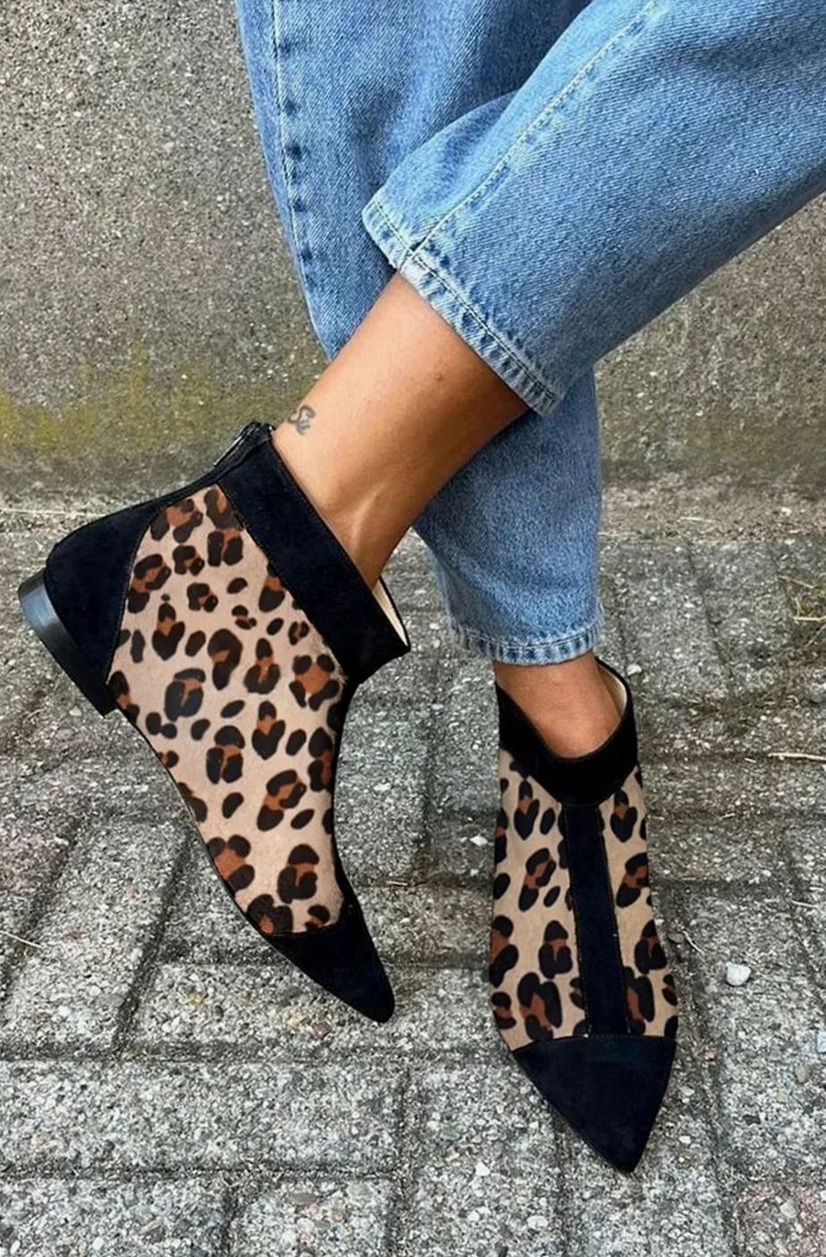 Botines planos de mujer con estampado leopardo y detalles en ante negro, punta fina
