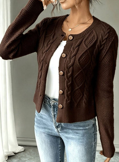 Cárdigan cropped en look de estilo smart casual
