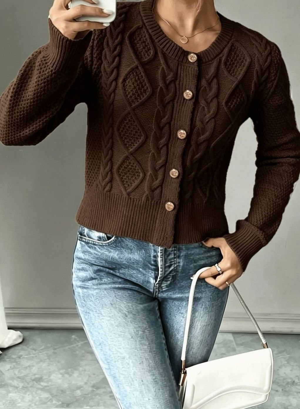 Cárdigan cropped combinado con pantalón de vestir