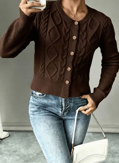 Cárdigan cropped combinado con pantalón de vestir
