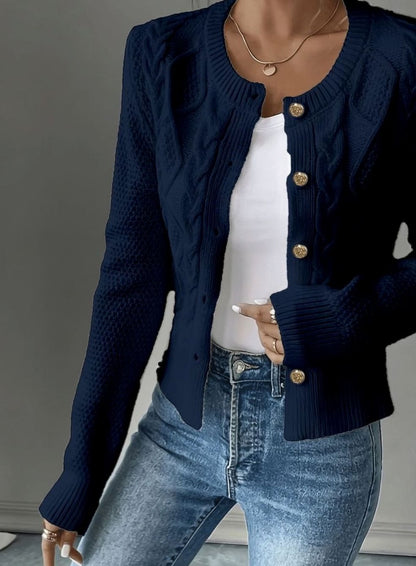 Cárdigan cropped combinado con vestido