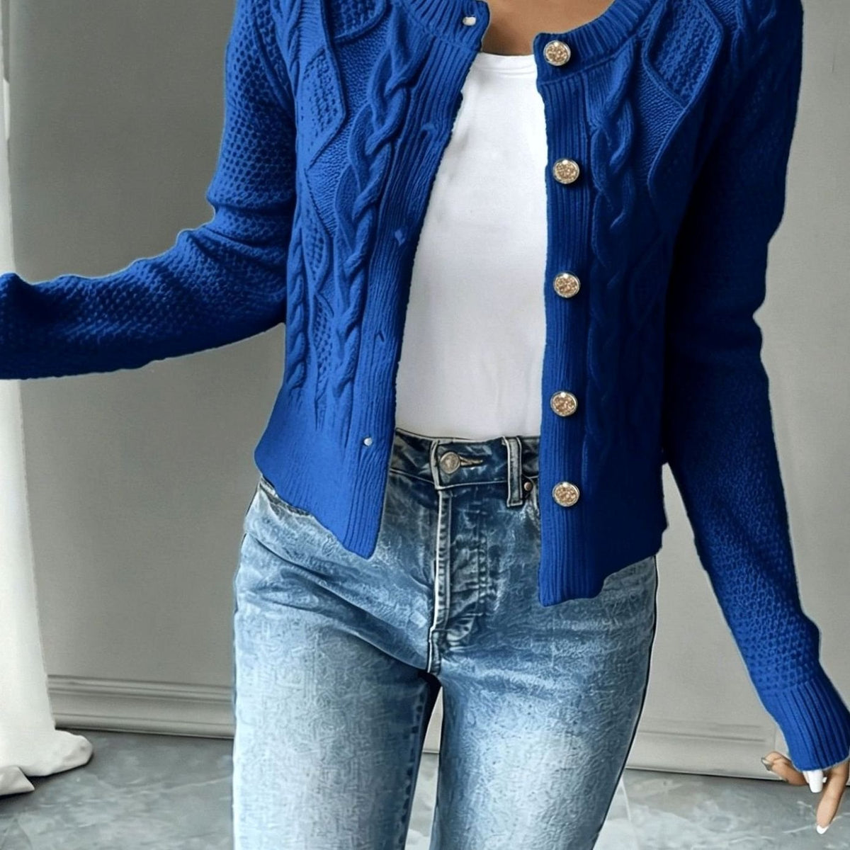 Cárdigan cropped combinado con look de oficina elegante